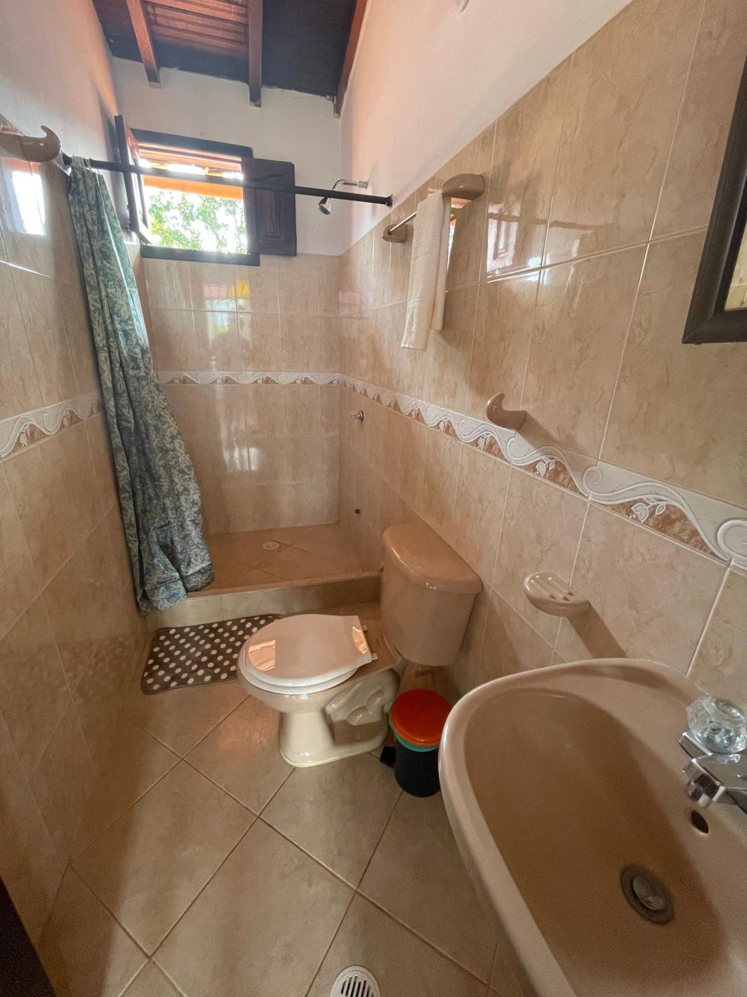 Hostel La Hormiga บาริชารา ภายนอก รูปภาพ