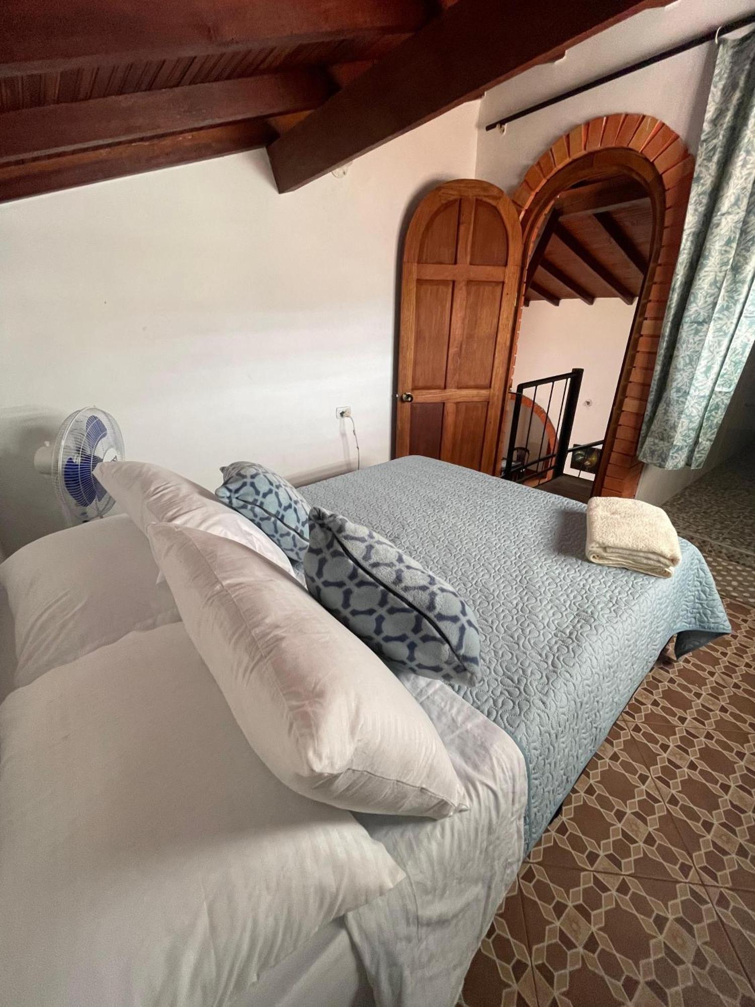 Hostel La Hormiga บาริชารา ภายนอก รูปภาพ